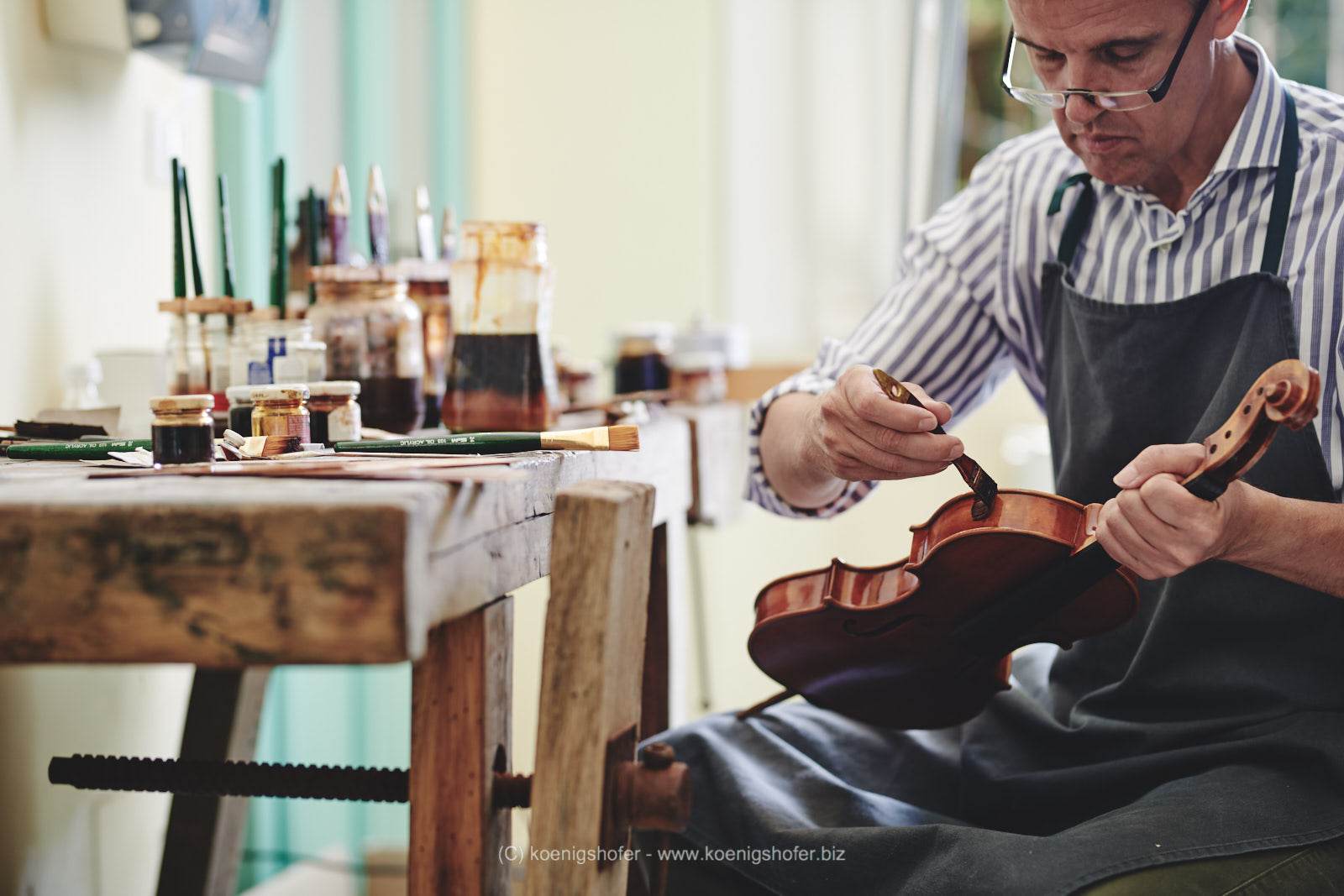 Introduction to Varnishing in Violinmaking